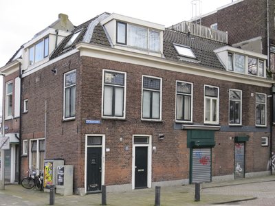 908565 Gezicht op het hoekpand 1e Daalsedijk 213 te Utrecht, met links de Boorstraat.